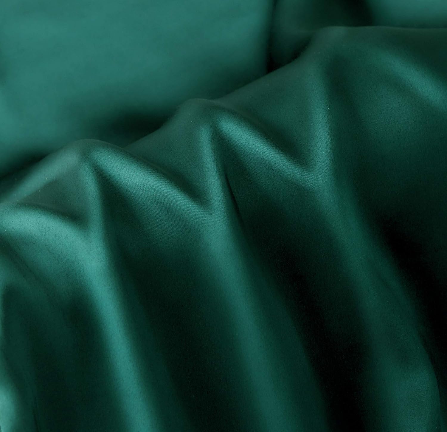 Luxurious emerald green silk fabric showcasing the smooth texture of 100% pure Mulberry silk pillowcase.